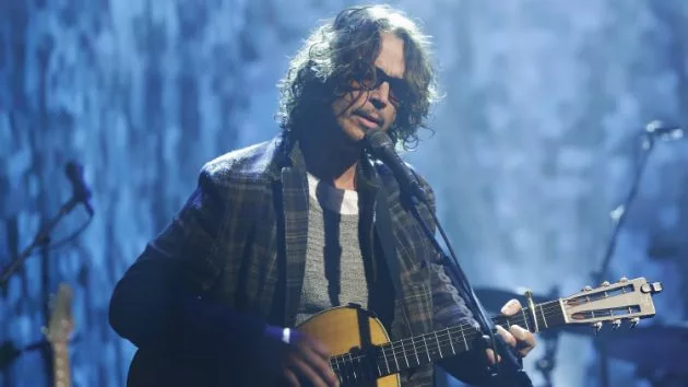 m_chriscornell630_onkimmelbluebackground_060117-3