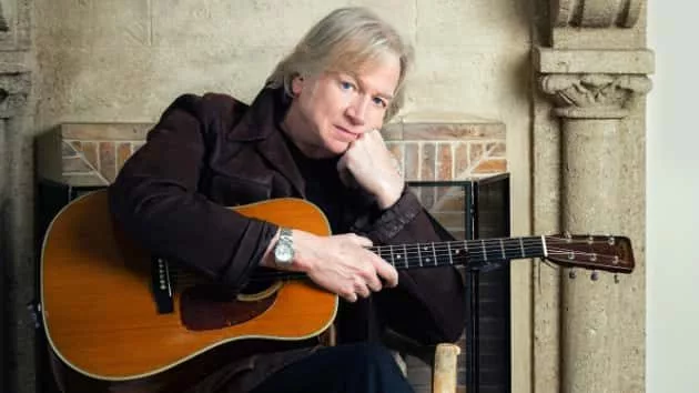 m_justinhayward630_sittingwithguitar_050916-2