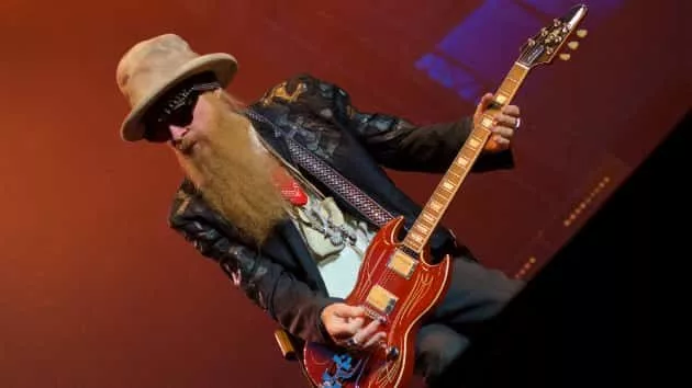 m_billygibbons630_withguitar_creditblainclausen_072018-3