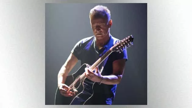 m_brucespringsteen630_onstage_creditrobdemartin_120518-2