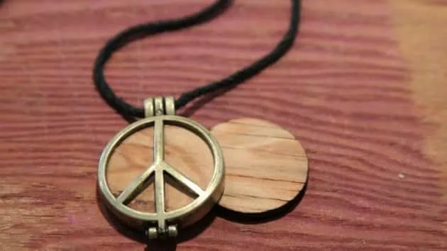 m_woodstockstagepeacependant630_073119-2