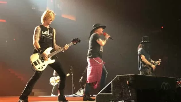 m_gunsnroses630_onstage_creditjohnlanza_102319