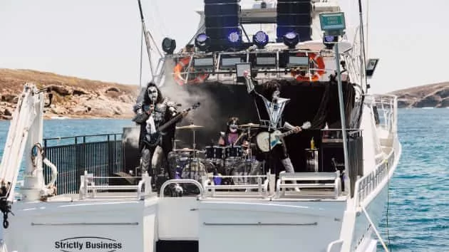 m_kiss630_sharkboat_111919