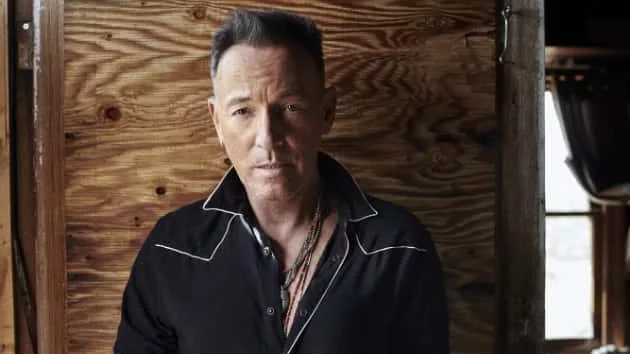 m_brucespringsteen630_holdingcowboyhat_creditdannyclinch_093019-3