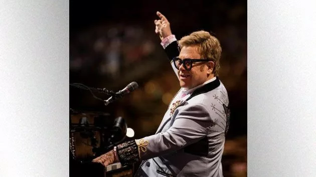 m_eltonjohnonstage2019_111319-7