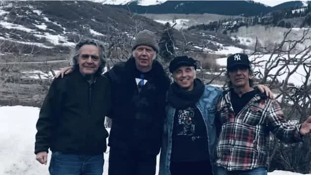 m_neilyoungcrazyhorse630_040920