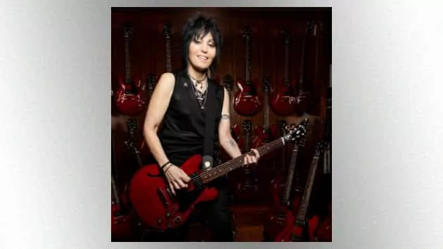 m_joanjett630_withsignatureguitar_042020