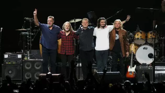 m_eagles630_onstagebow_creditronkoch_050120