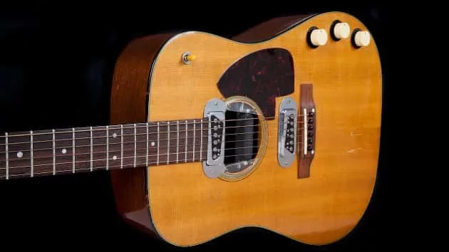 m_kurtguitar_51120-2