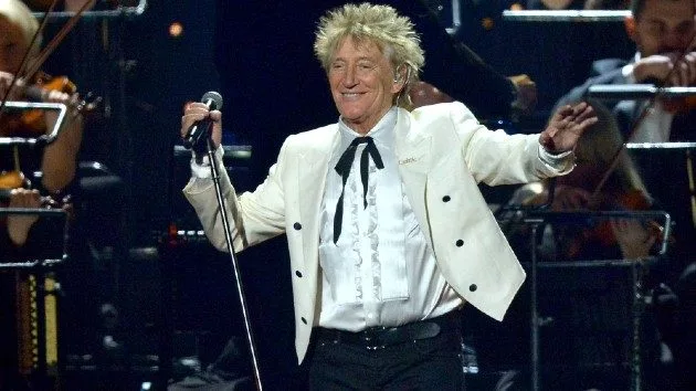 getty_rodstewartonstage_090420