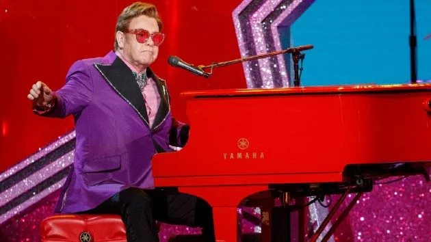 m_eltonjohnoscarspianofrowning_110220-2