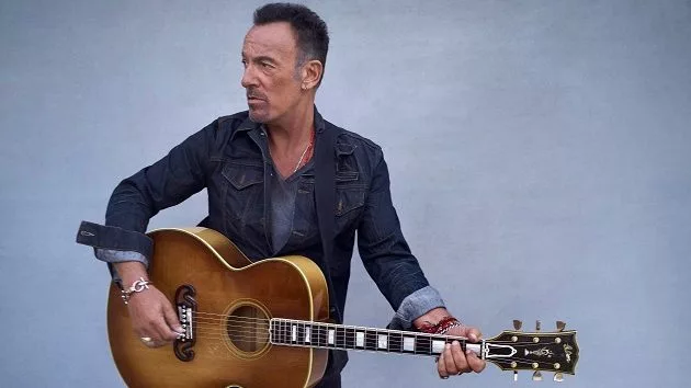 m_brucespringsteen630_withacousticguitar_creditdannyclinch_111020