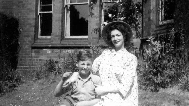 m_johnlennonwithmother630_031521