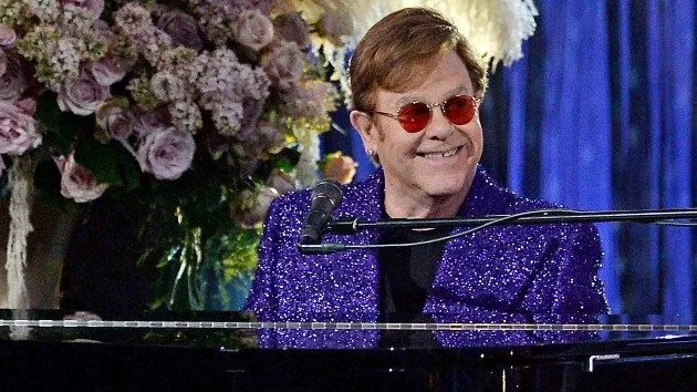 getty_eltonjohnpianoviewingparty_051021