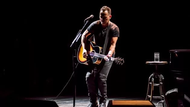 m_brucespringsteen630_springsteenonbroadway_creditrobdemartin_060721