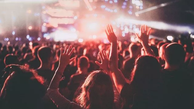 istock_cheeringcrowd_091521