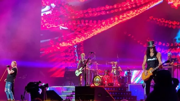 m_gunsnroses630_onstage_10221