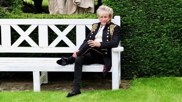 m_rodstewart630_onbench_creditpennylancasterstewart_11052128129