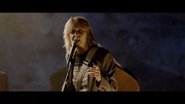 m_chrissiehynde_dylancoversdoc630_111421