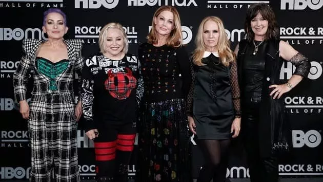 getty_thegogos630_atrockhall_111821