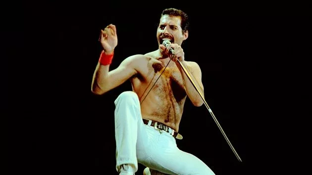 m_freddiemercury630_onstageshirtless_112421