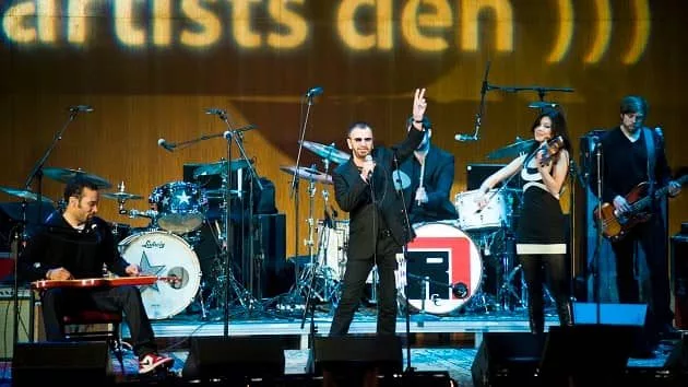 m_ringostarrwithbenharper630_122221