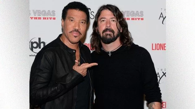 getty_lionelanddavegrohl_022322