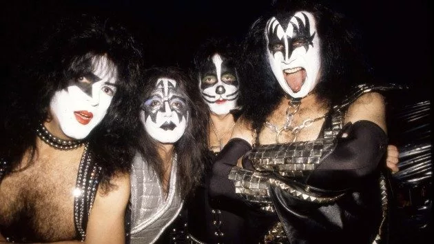 getty_kiss1996_042222