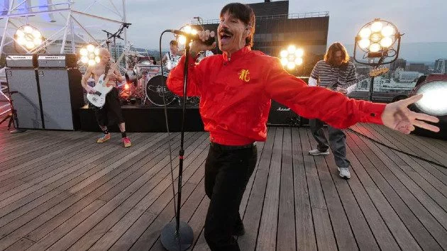 m_redhotchilipeppers630_onkimmel2_041522-2