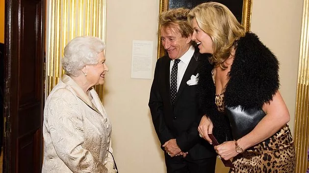getty_queenelizabethii26rodstewart630_060122