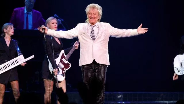 gtty_rodstewartonstage_081722