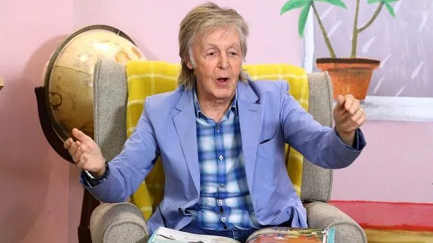 getty_paulmccartney630_withbook_081722