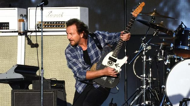 getty_eddievedder630_081922