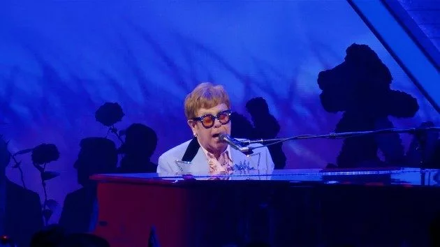 m_eltonjohnsingscanyoufeelthelovetonight_1110-22