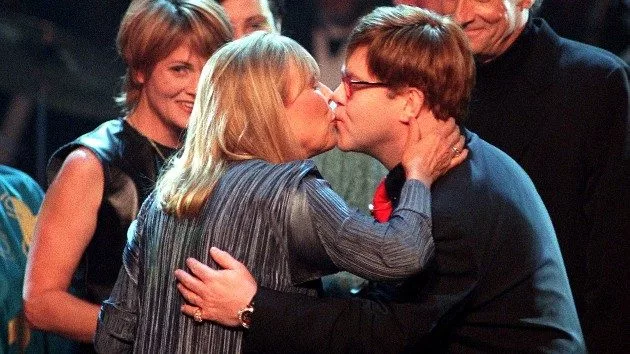getty_eltonkissesjoni_111022