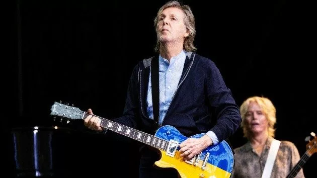 m_paulmcartneyukraineguitar_111122