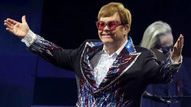getty_eltonjohnonstage_111422_0