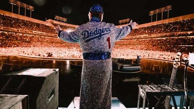 m_eltonjohnonstageatdodgerstadium_bengibsonforrocketentertainment_112122-2