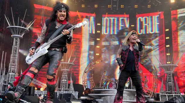 g_motleycrue_112922