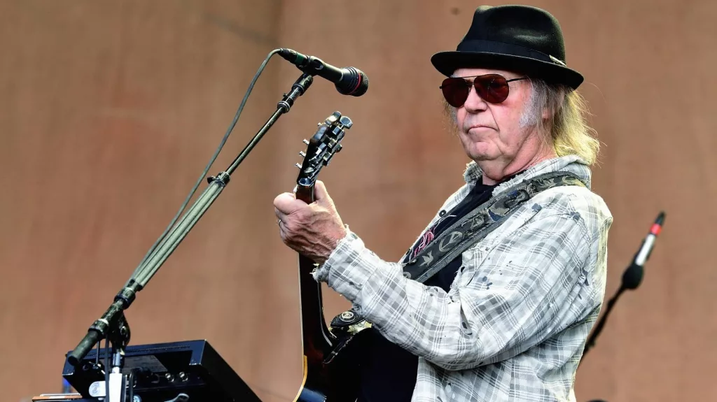 getty_neilyoung_112922
