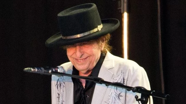 getty_bobdylan_110722