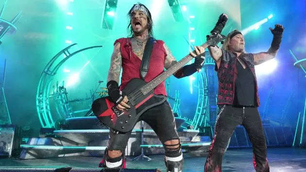 g_motleycrue_121522