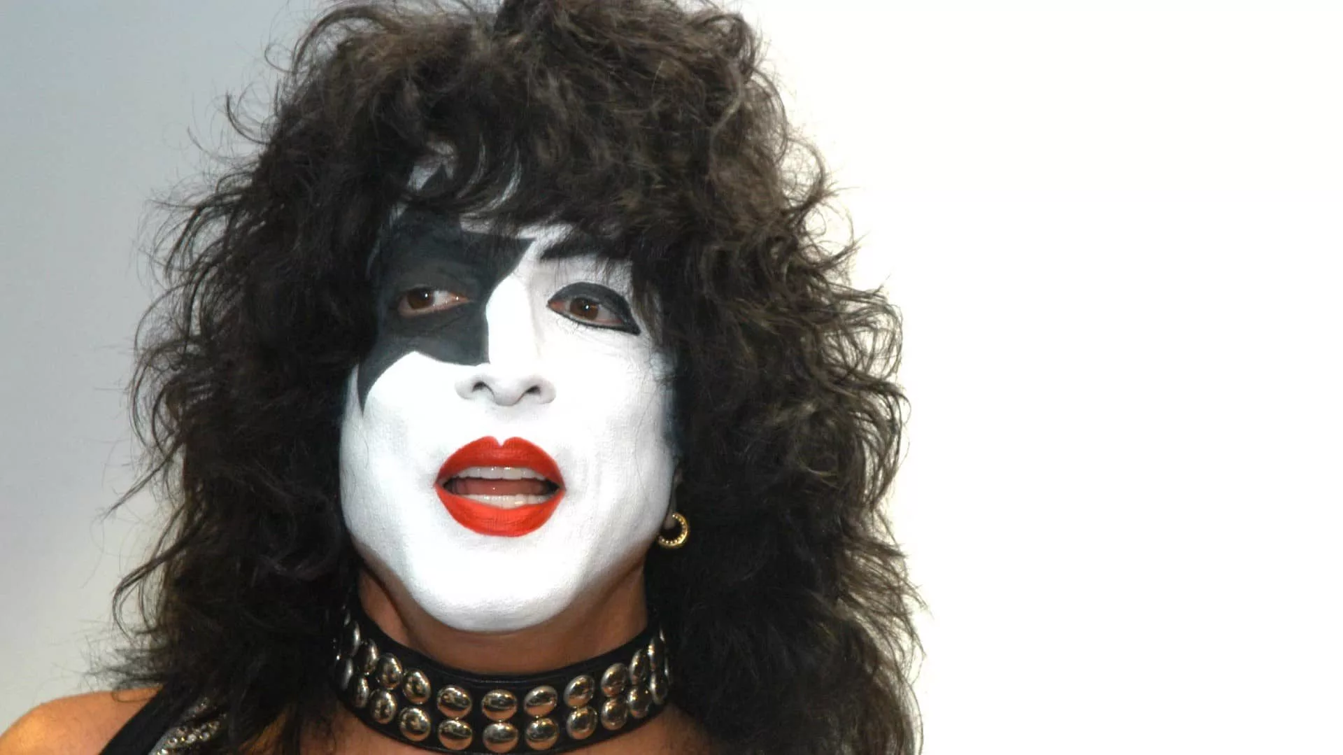getty_paulstanleykissmakeup_121622