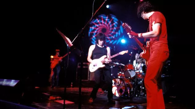 g_jeffbeckwhitestripes_011223
