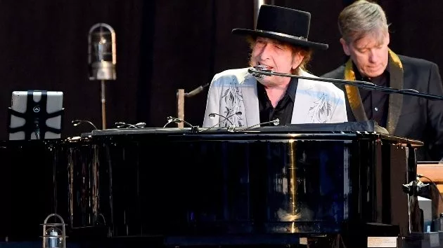 getty_bobdylan_012324468716