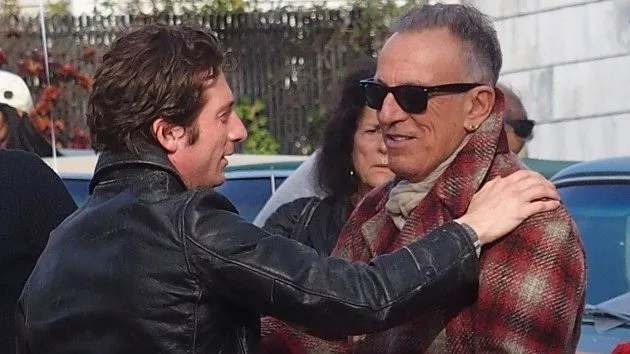 getty_brucespringsteenjeremyallenwhite_042925650164