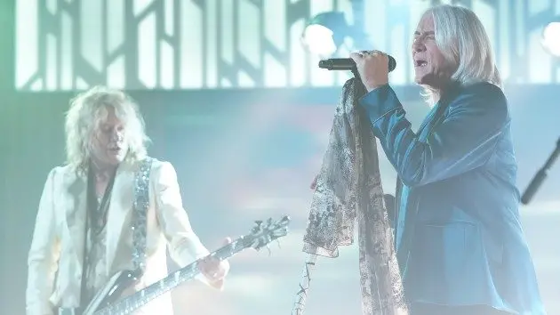 getty_defleppard_080125379915