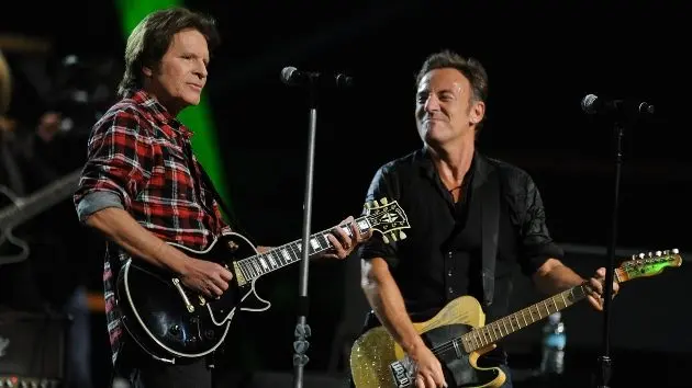 getty_johnfogertybrucespringsteen_081225161998