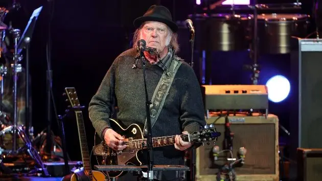 getty_neilyoung_012726287356