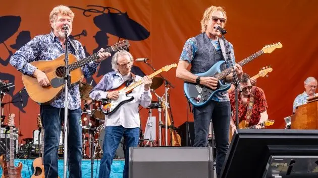 getty_coralreeferband_031626585599